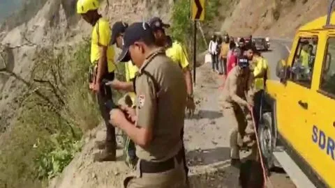 उत्तराखंड: ऋषिकेश-बद्रीनाथ हाइवे पर खाई में गिरी कार, एक ही परिवार के पांच लोगों की मौत