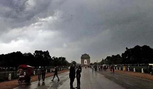 राजधानी दिल्ली में आंधी चलने का अनुमान, गर्मी से मिल सकती है राहत
