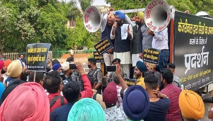 CM केजरीवाल के घर के बाहर जमकर प्रदर्शन और नारेबाजी, हिरासत में कई बीजेपी कार्यकर्ता