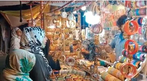 हल्द्वानी: ईद को खुशनुमा बनाने के लिए सज गए बाजार, उमड़े खरीदार… देखें VIDEO