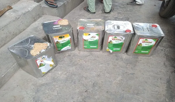 संभल: नामी कंपनी के नाम पर बेचा जा रहा नकली रिफाइंड