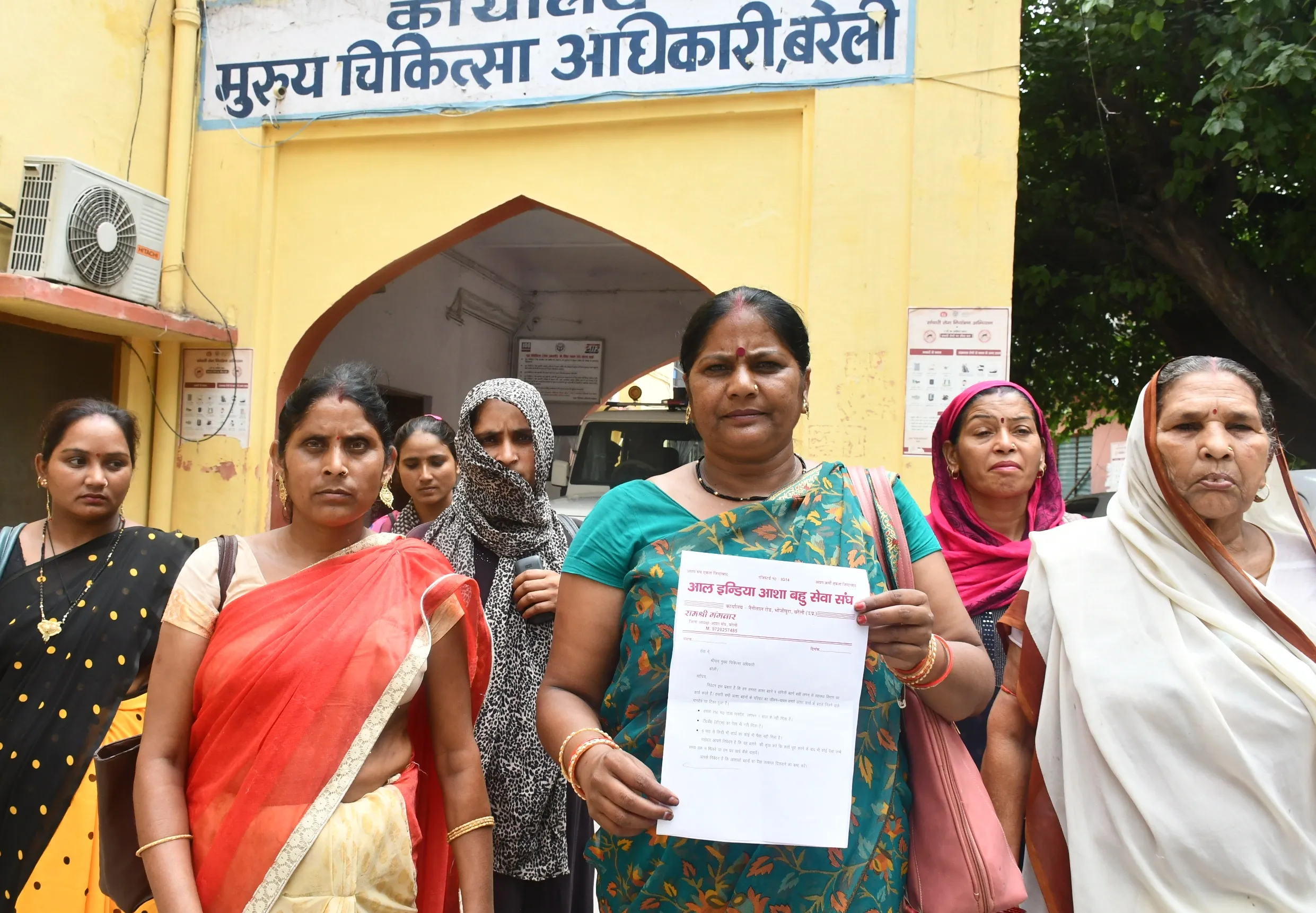 बरेली: सीएमओ कार्यालय के बाहर आशा कार्यकर्ताओं ने की नारेबाजी