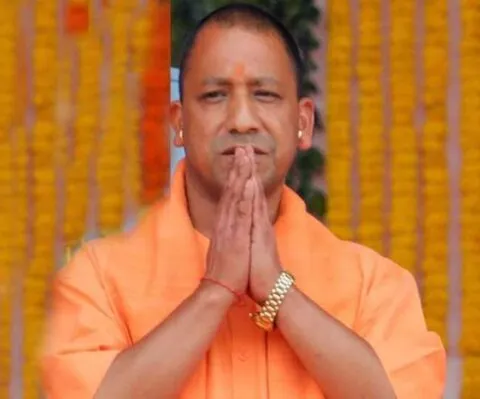 तीन दिवसीय दौरे पर उत्तराखंड पहुंचे यूपी के सीएम योगी आदित्यनाथ, पैदल चलकर पहुंचे पैतृक गांव अपनी मां के पास