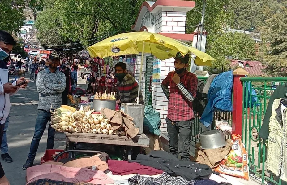 नैनीताल : एसडीएम के आदेश के बावजूद जमे रहे अवैध फड़