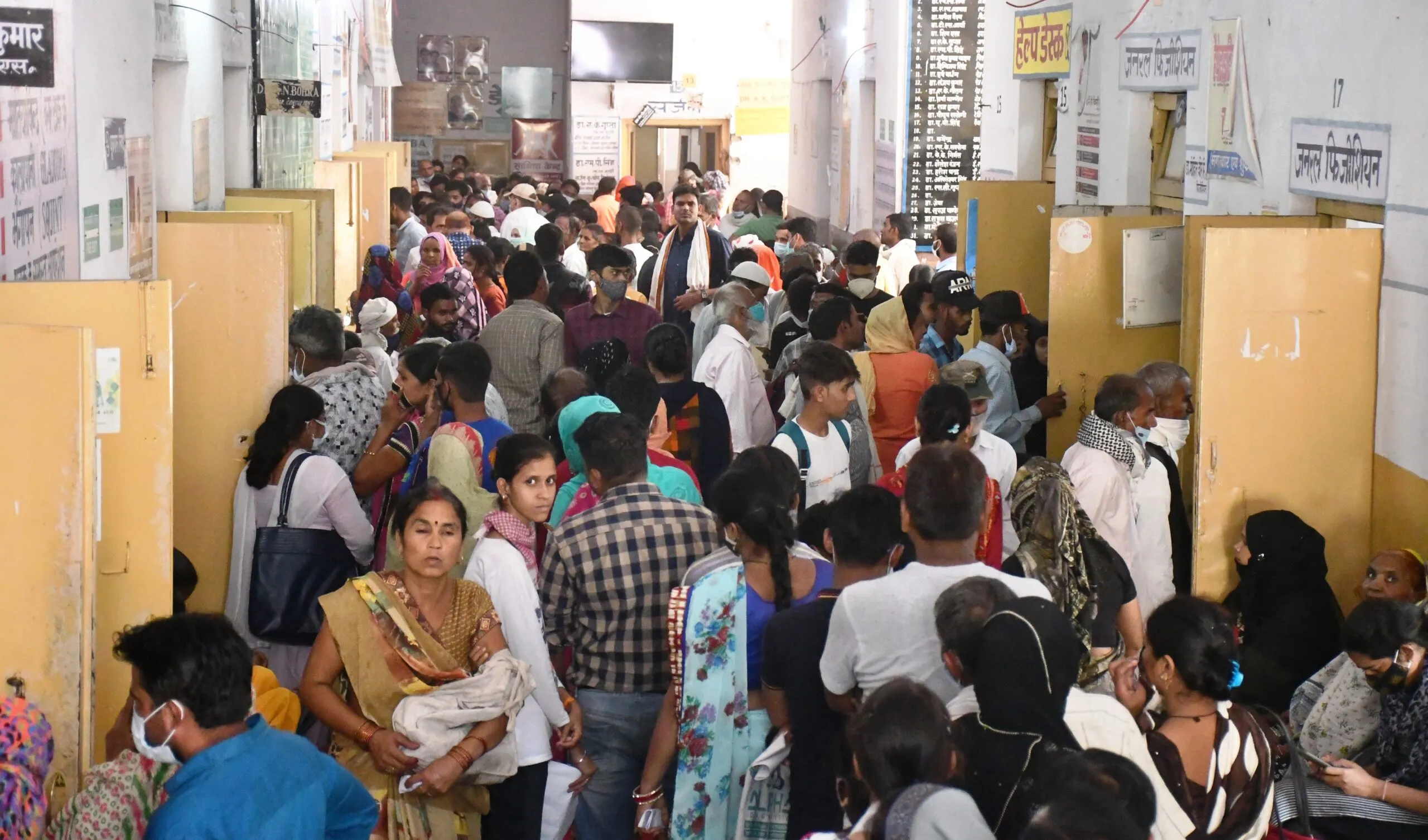 बरेली: ओपीडी में मरीजों की लगी लंबी कतारें