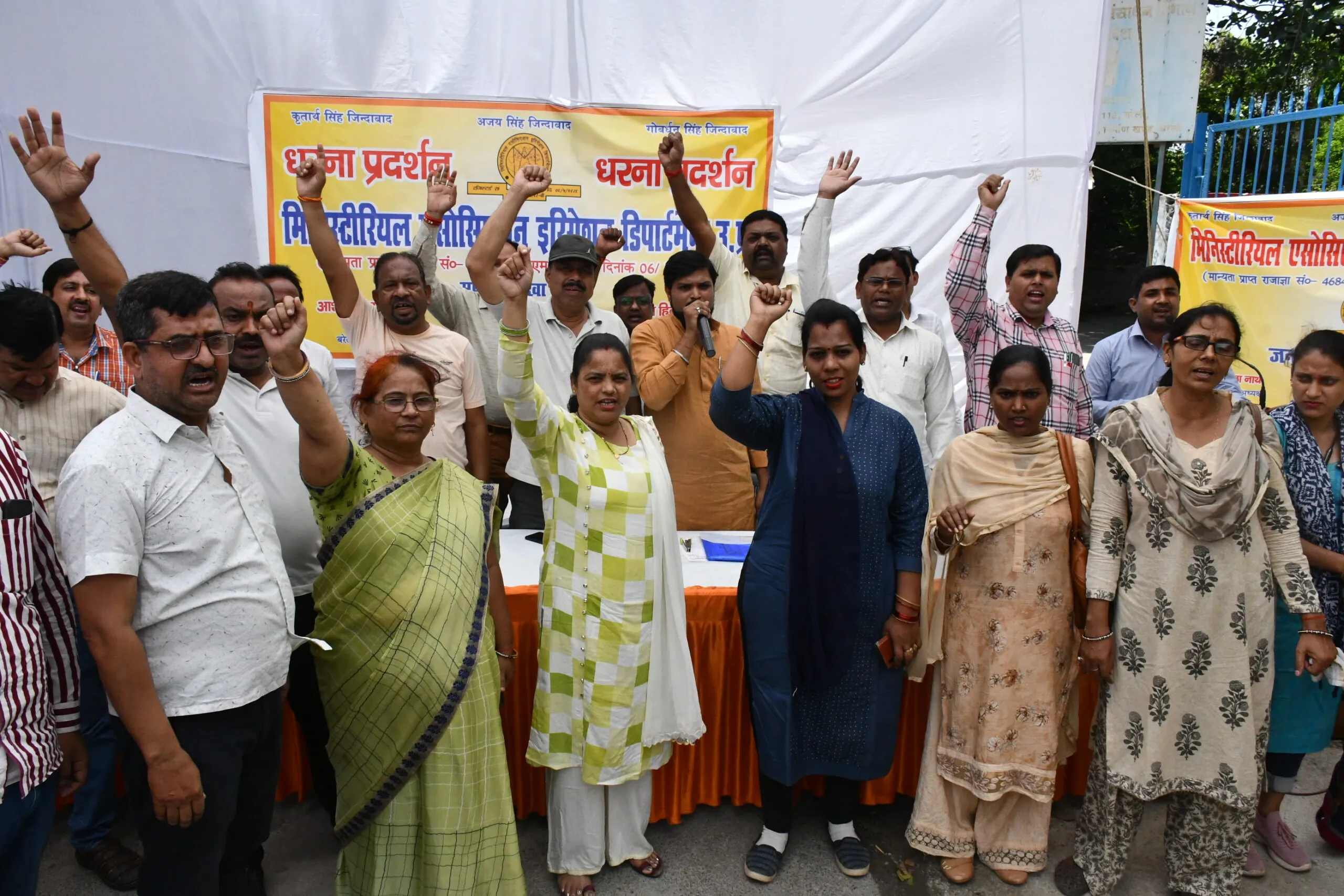 बरेली: स्थानांतरण नीति के खिलाफ कर्मचारियों ने खोला मोर्चा