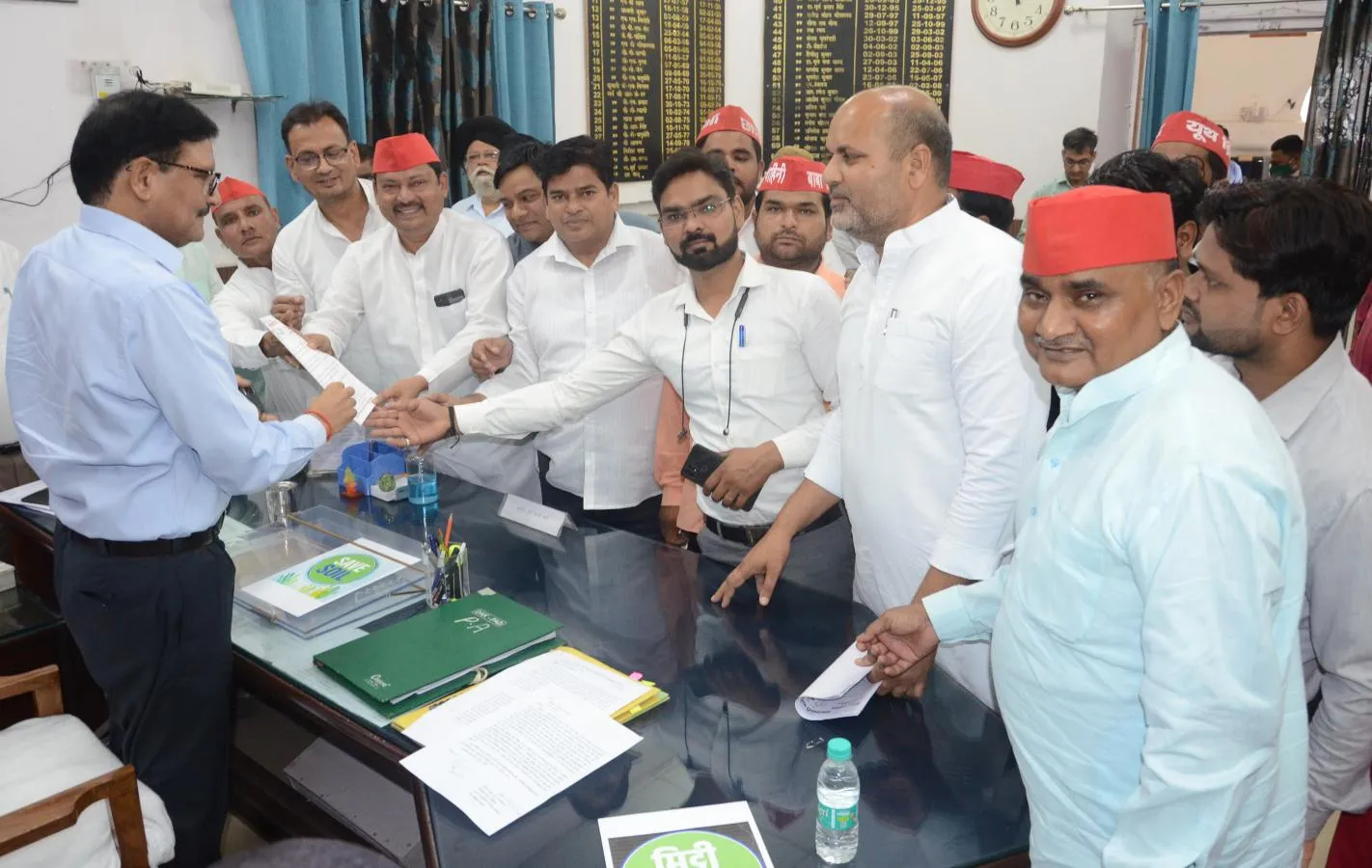 बरेली: महंगाई और बिजली कटौती के विरोध में सपाईयों ने किया प्रदर्शन