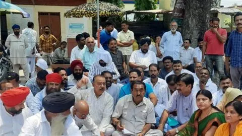 उत्तराखंड: अवैध खनन के खिलाफ धरने में बैठे विधायक, बोले- खनन माफिया लगा रहे राजस्व को चपत, जिम्मेदार सोए हैं