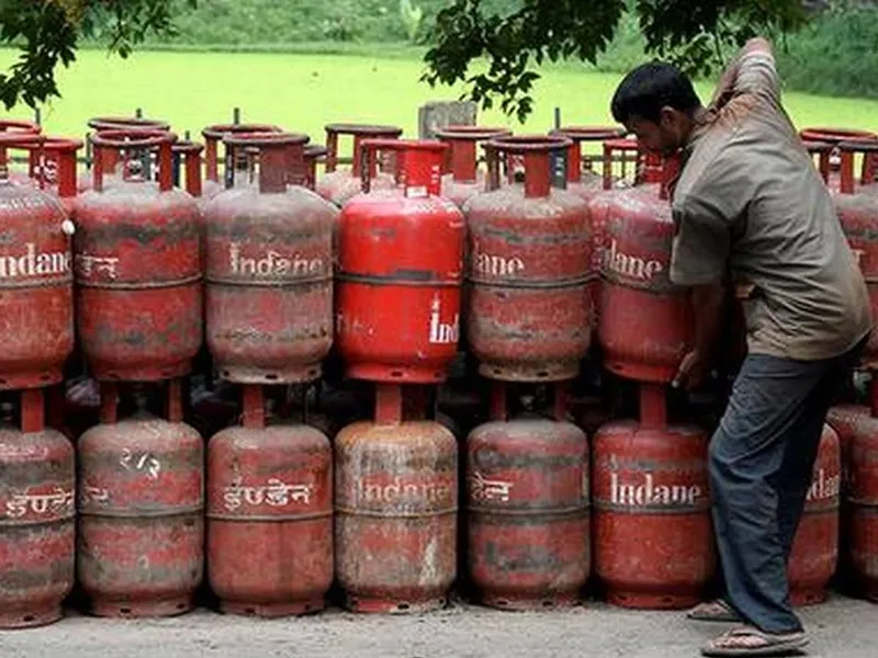 लखनऊ: खाना पकाना हुआ और महंगा, राजधानी में 1000 के पार पहुंचा घरेलू LPG सिलेंडर