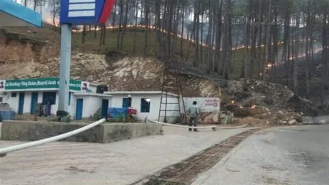 उत्तराखंड: पेट्रोल पंप तक पहुंची जंगल की आग, कर्मचारियों की सूझबूझ आई काम