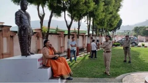 Champawat By Election: धरने पर बैठीं कांग्रेस प्रत्याशी निर्मला गहतोड़ी, भाजपा पर लगाया चुनाव प्रभावित करने का आरोप