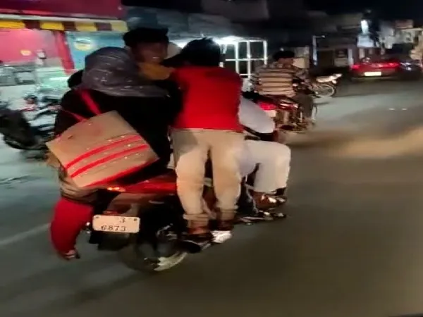अमरोहा: बाइक से फर्राटा भरते बच्चों समेत सात लोगों का वीडियो वायरल