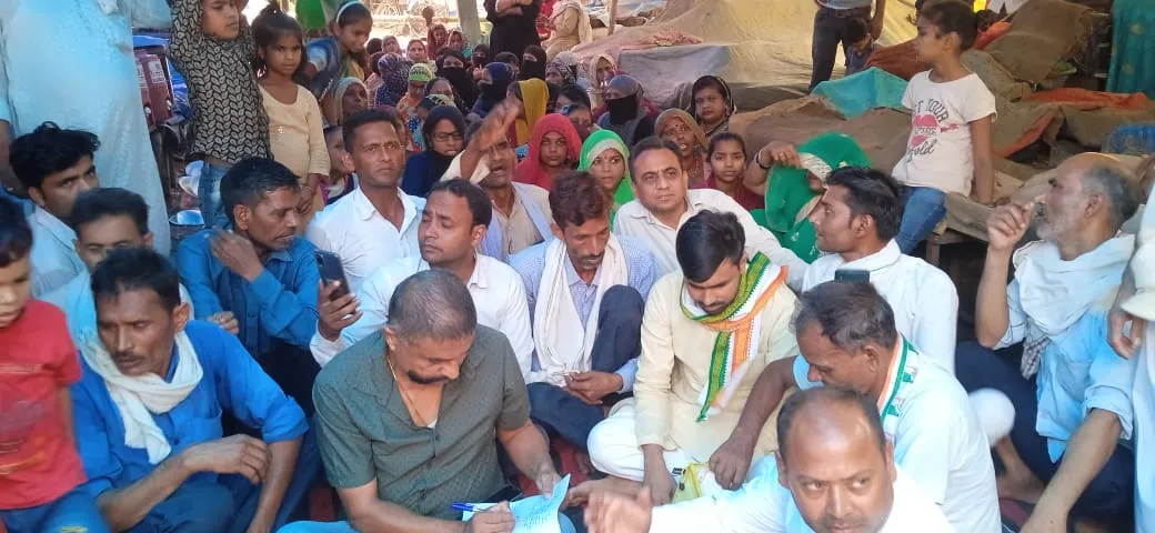 बरेली: नवाबगंज में सब्जी वालों के समर्थन में धरने पर बैठे कांग्रेसी