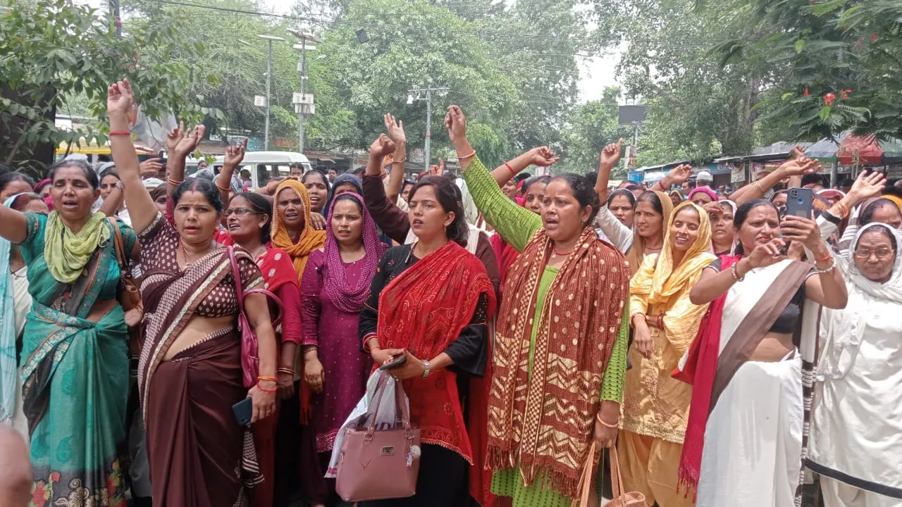 बरेली: सीएमओ कार्यालय में आशा कार्यकर्ताओं ने किया प्रदर्शन