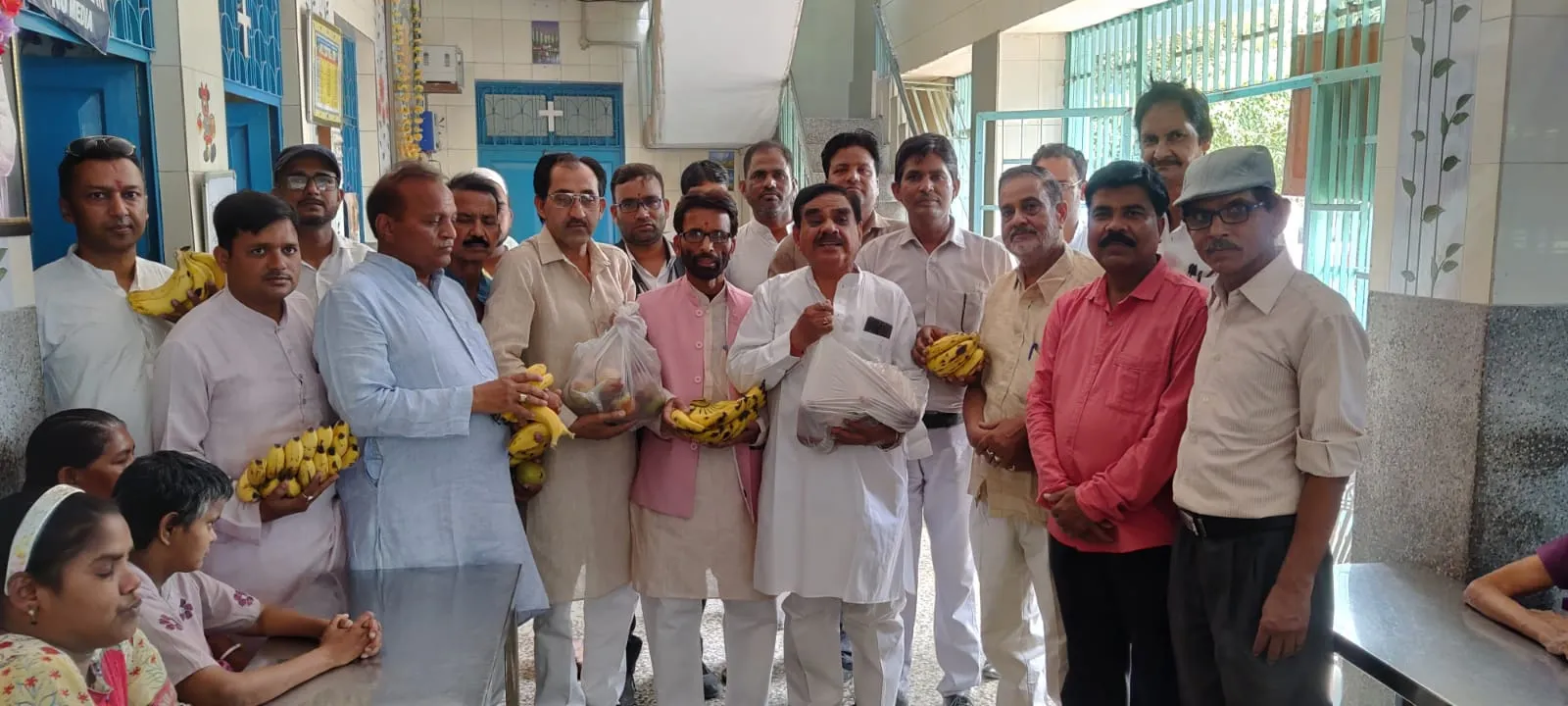 बरेली: राजीव गांधी की पुण्यतिथि पर कांग्रेसियों ने बांटे फल