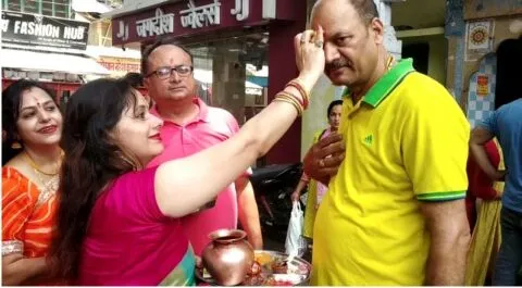 हल्द्वानी: सोलह शृंगार कर पति की लंबी उम्र के लिए रखा वट सावित्री व्रत, भजनों पर झूमीं महिलाएं… देखें VIDEO