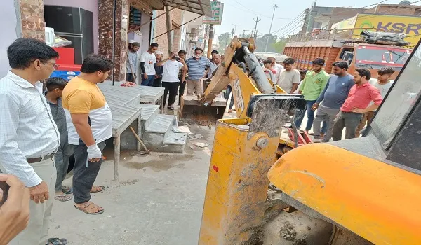 अमरोहा: तीसरे दिन भी चला अतिक्रमण हटाओ अभियान, जेसीबी की गरज सुनते ही दुकानदारों मे मचा हड़कंप