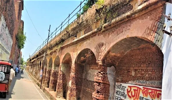 रामपुर: खोखले कर दिए किले के गुंबद और झरोखे, बांधे जा रहे हैं पशु