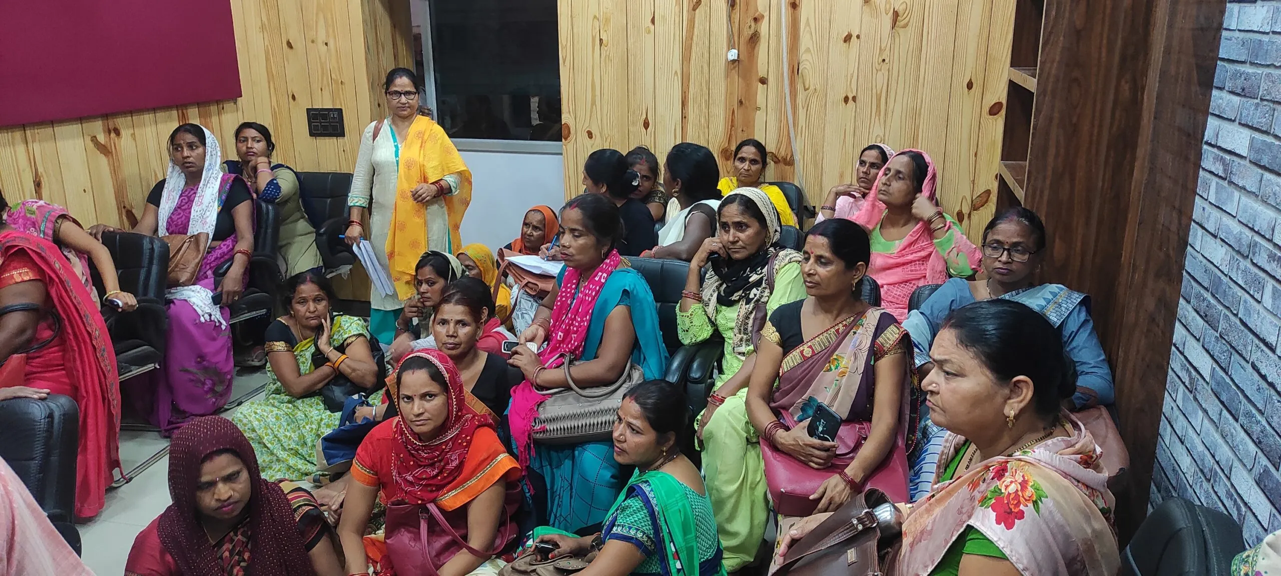 बरेली: आशा कार्यकर्ताओं ने सीएमओ को घेरकर मांगा मानदेय