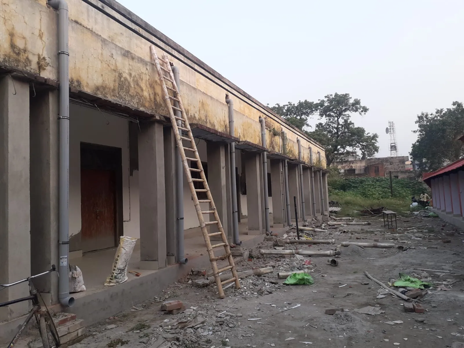 बरेली: स्मार्ट सिटी में खंडहर स्कूल को बना दिया माॅडर्न