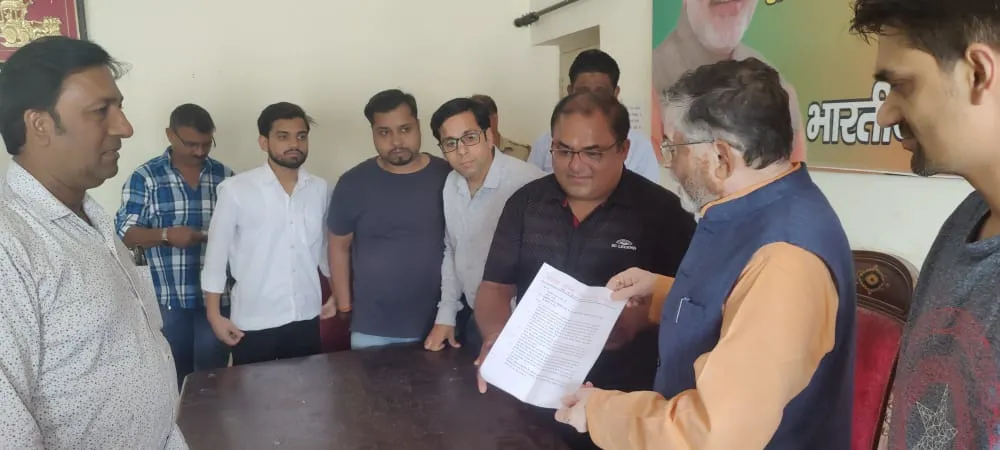 बरेली: कुतुबखाना पुल का निर्माण रुकवाने हेतु सांसद संतोष गंगवार से मिले व्यापारी
