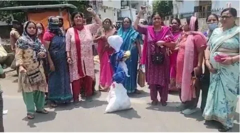 हल्द्वानी: महंगाई के विरोध में सड़क पर उतरीं महिलाएं, बोलीं- सरकार नहीं मानी तो जनता देगी जवाब