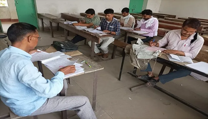 UP Board 2022 : ढाई लाख उत्तर पुस्तिकाओं का मूल्यांकन बाकी, बड़ी संख्या में शिक्षक गायब