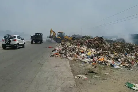 हल्द्वानी: ट्रंचिंग ग्राउंड के कूड़े से बाईपास रोड पर अतिक्रमण, मानकों की अनदेखी, जिम्मेदार बेपरवाह