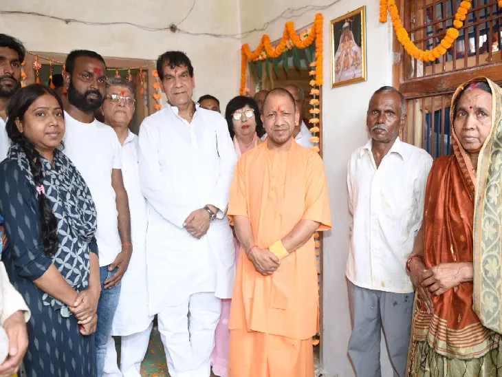 भोजन करने के बाद सीएम योगी ने परिवार का हाल पूछा और सभी के साथ फोटो भी खिंचवाई।