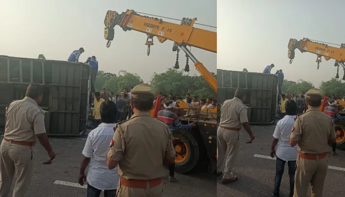 Expressway Accident:  जयपुर से बिहार जा रही डबल डेकर बस पलटी,  दो की मौत, 25 घायल