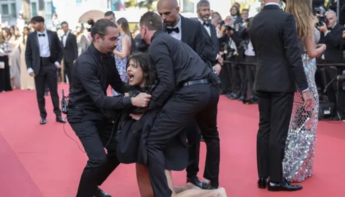 Cannes Film Festival 2022:  यूक्रेनी महिला ने टॉपलेस होकर रेड कार्पेट पर जताया विरोध, कहा- ‘ Stop Raping Us’