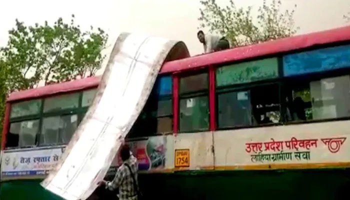 मथुरा: रोडवेज बस स्टैंड पर टला बड़ा हादसा, तेज आंधी से उड़ी बस की छत, नहीं हुआ कोई नुकसान