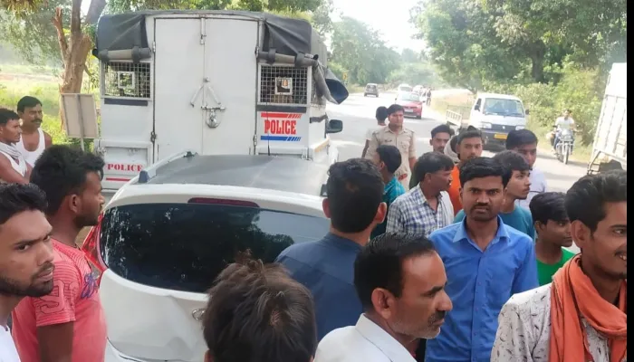 हरदोई: गाय को बचाने में हुआ हादसा, पुलिस की गाड़ी में घुसी दो लग्जरी गाड़ियां, मचा हड़कंप