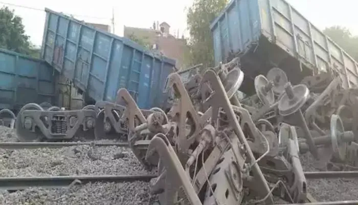 फर्रुखाबाद-कानपुर रूट पर मालगाड़ी के डिब्बे पटरी से उतरे, रेल यातायात हुआ प्रभावित