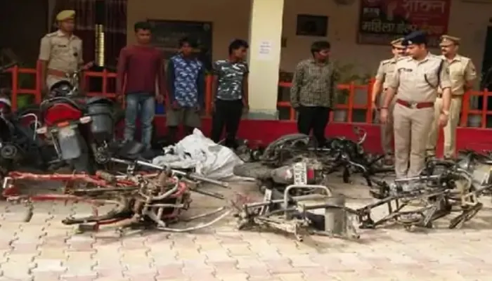 बलिया: चोरी की बाइक को काटकर पार्ट्स बेचने की योजना बना रहे चार शातिर चोर गिरफ्तार