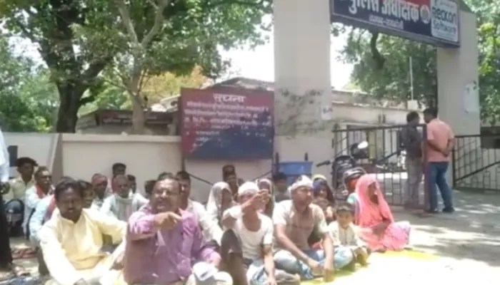 रायबरेली: ऊंचाहार कोतवाल के विरुद्ध ग्रामीणों ने किया प्रदर्शन, गंभीर आरोप लगाते हुए की नारेबाजी