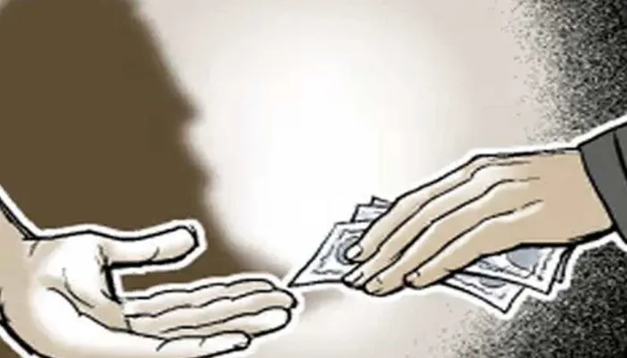 बलिया: फैसला पक्ष में करने के लिए धन उगाही का लगा आरोप, पैसे मांगने का वीडियो हो रहा वायरल