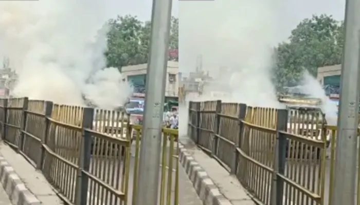 आगरा: अंजुमन होटल के सामने चलते लोडिंग ऑटो में लगी आग, हाईवे पर मची अफरा-तफरी