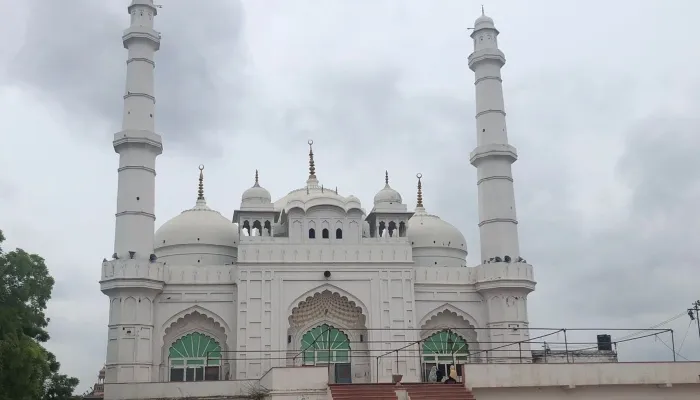 लखनऊ: टीले वाली मस्जिद पर उमड़ी नमाजियों की भीड़, ह‍िंदू महासभा ने उठाई यह मांग