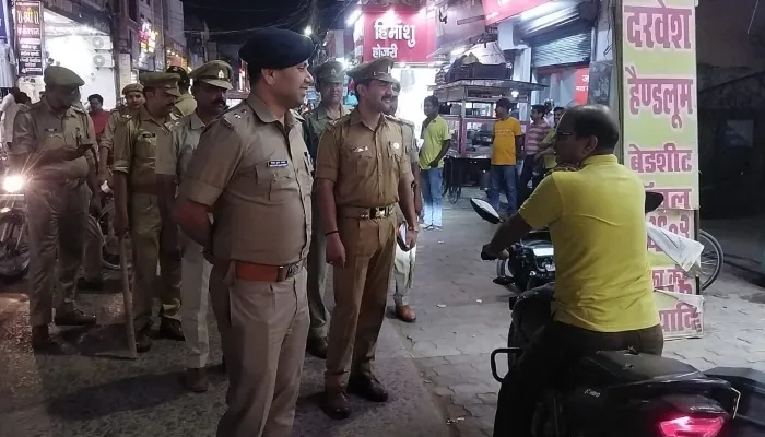 अयोध्या: रात को शहर में फोर्स लेकर निकले एसएसपी, लोगों से किया संवाद
