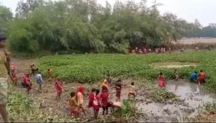 बहराइच: तालाब की सफाई में लगे नाबालिग श्रमिक, जिम्मेदार मौन