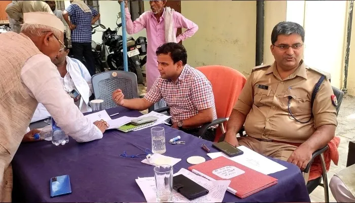 हरदोई: थाना दिवस पर तहसीलदार और सीओ ने सुनी शिकायतें, अधिकांश शिकायतों का मौके पर ही कर दिया निस्तारण