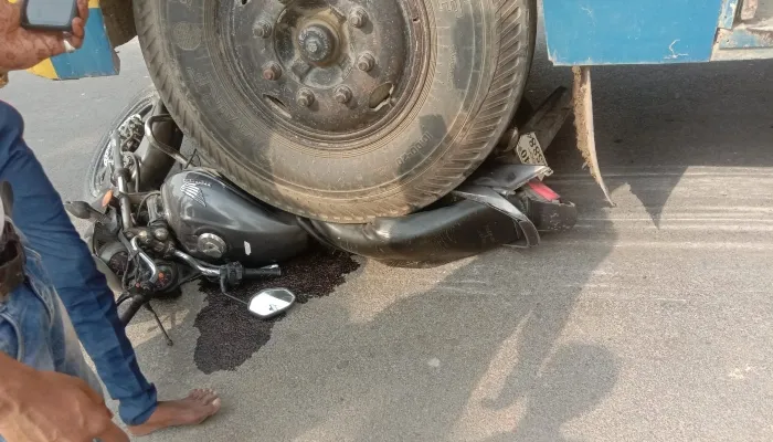 बहराइच: बस ने बाइक को मारी टक्कर, महिला गंभीर रूप से घायल, जिला अस्पताल रेफर