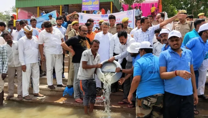 अयोध्या: सरयू नदी में छोड़ी गईं विभिन्न प्रजाति की दो लाख मछलियां, जीविका सुधारने के लिए 25 मछुआरों को दी किट