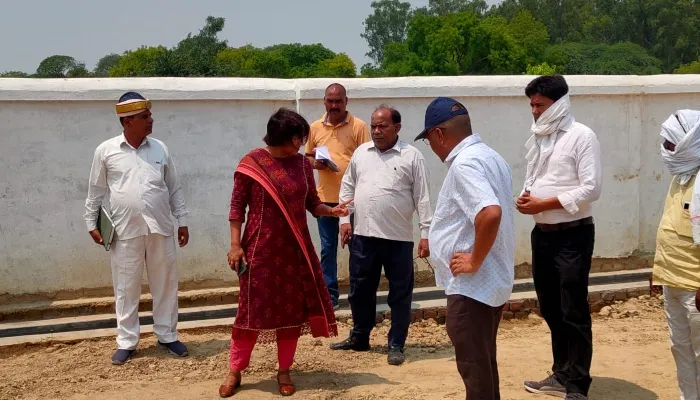 अयोध्या: औचक निरीक्षण में मिली खामियों पर सीडीओ ने लगाई कड़ी फटकार, मांगा स्पष्टीकरण