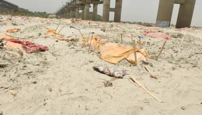 प्रयागराज: फाफामऊ घाट पर गंगा किनारे बड़ी संख्या में दफनाए जा रहे हैं शव, स्थिति हुई बेहद चिंताजनक