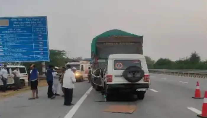यमुना एक्सप्रेस-वे पर बड़ा हादसा, डंपर से टकराई बोलेरो, चार महिलाओं समेत पांच की मौत