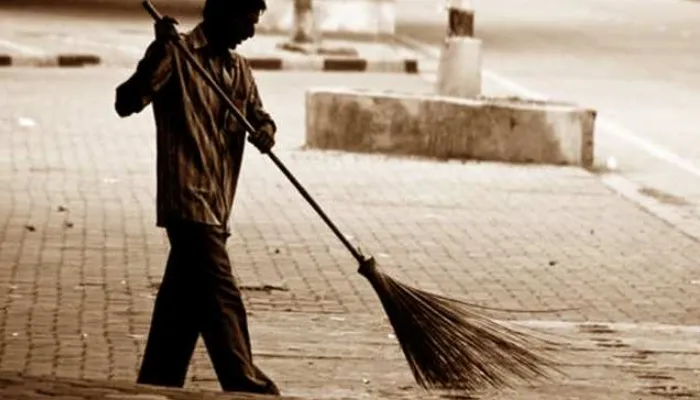 हरदोई: सैकड़ों की संख्या में सफाई कर्मी प्रशासनिक अधिकारियों के निजी चपरासी बनकर कर रहे काम