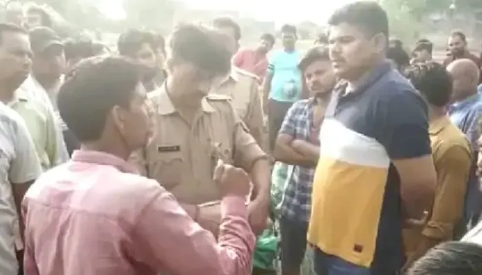 इटावा: जमीनी विवाद के चलते ई-रिक्शा एजेंसी के मालिक की हुई हत्या, परिजन कार्रवाई की मांग पर अड़े