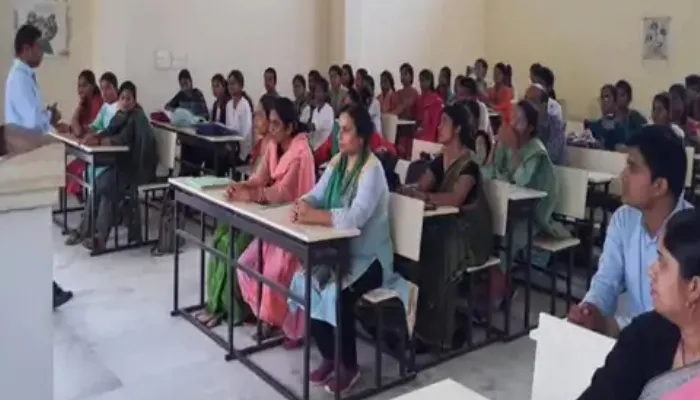 बलिया: जेएनसीयू में संविधान पर व्याख्यान का हुआ आयोजन, छात्रों ने किया सवाल-जवाब